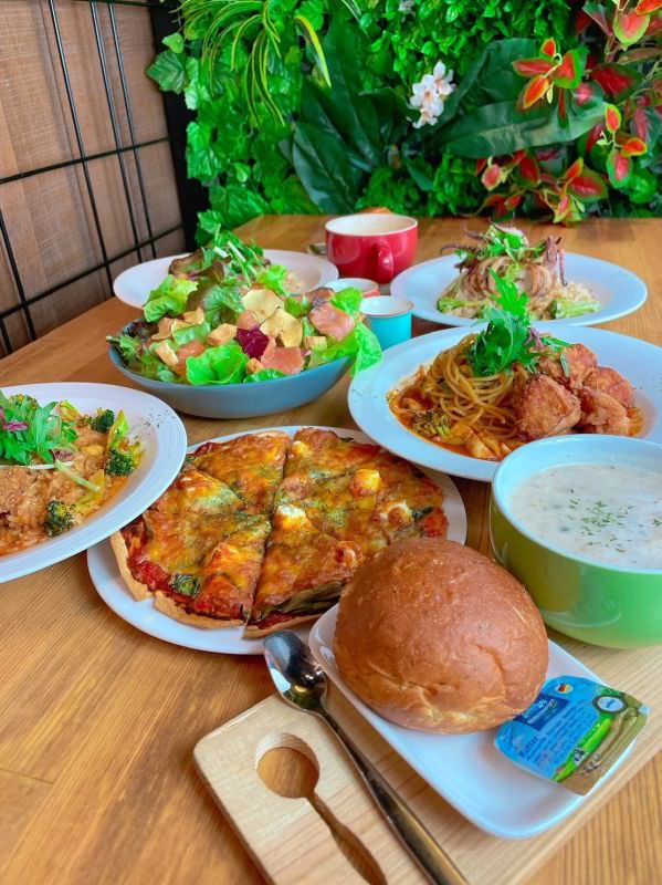 森林小徑健行店享受美食